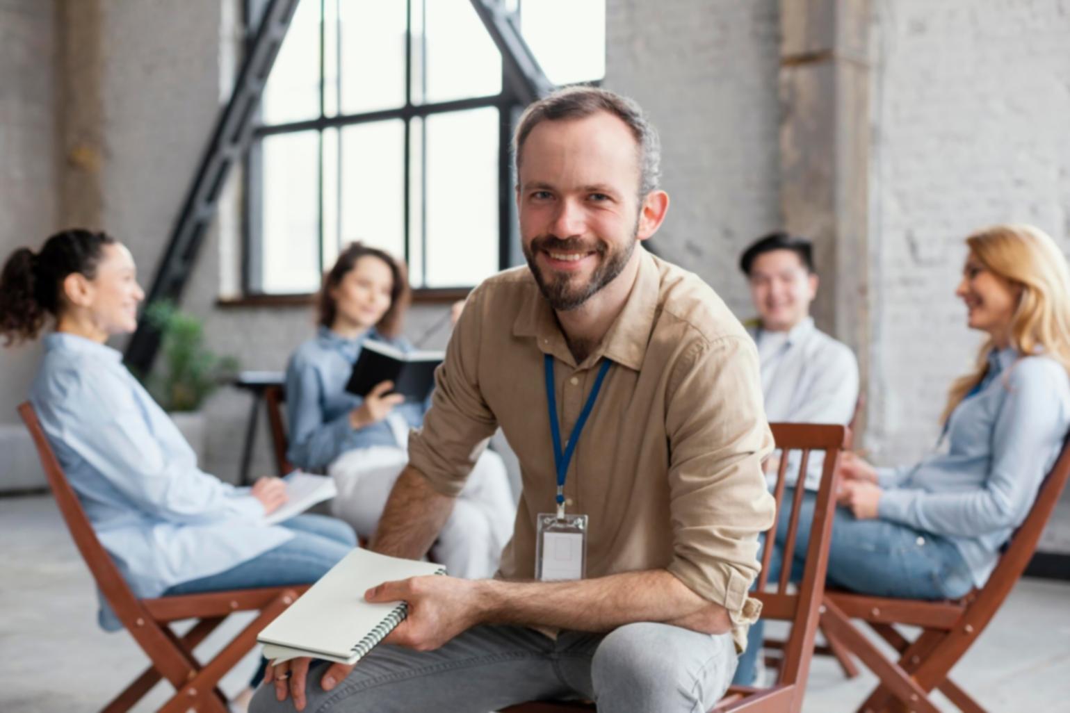 Session de planification budgétaire avec équipe dirigeante autour d'une table de travail